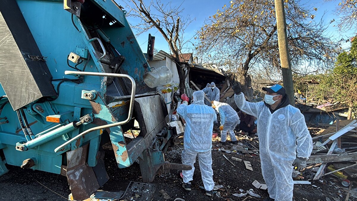 Ailelere sosyal destek sağlandı<br><br>Temizlik operasyonu sırasında Ortahisar Belediyesi Sosyal Hizmetler Müdürlüğü, ev sahiplerine yönelik destek programlarını da devreye aldı. Ekipler, ihtiyaç sahibi hanelere yardım ulaştırdı, yaşam alanlarında kapsamlı temizlik gerçekleştirdi. Mahalle sakinleri, çevrelerini yeniden sağlıklı bir görünüme kavuşturan çalışmalardan dolayı belediye ekiplerine teşekkür etti.