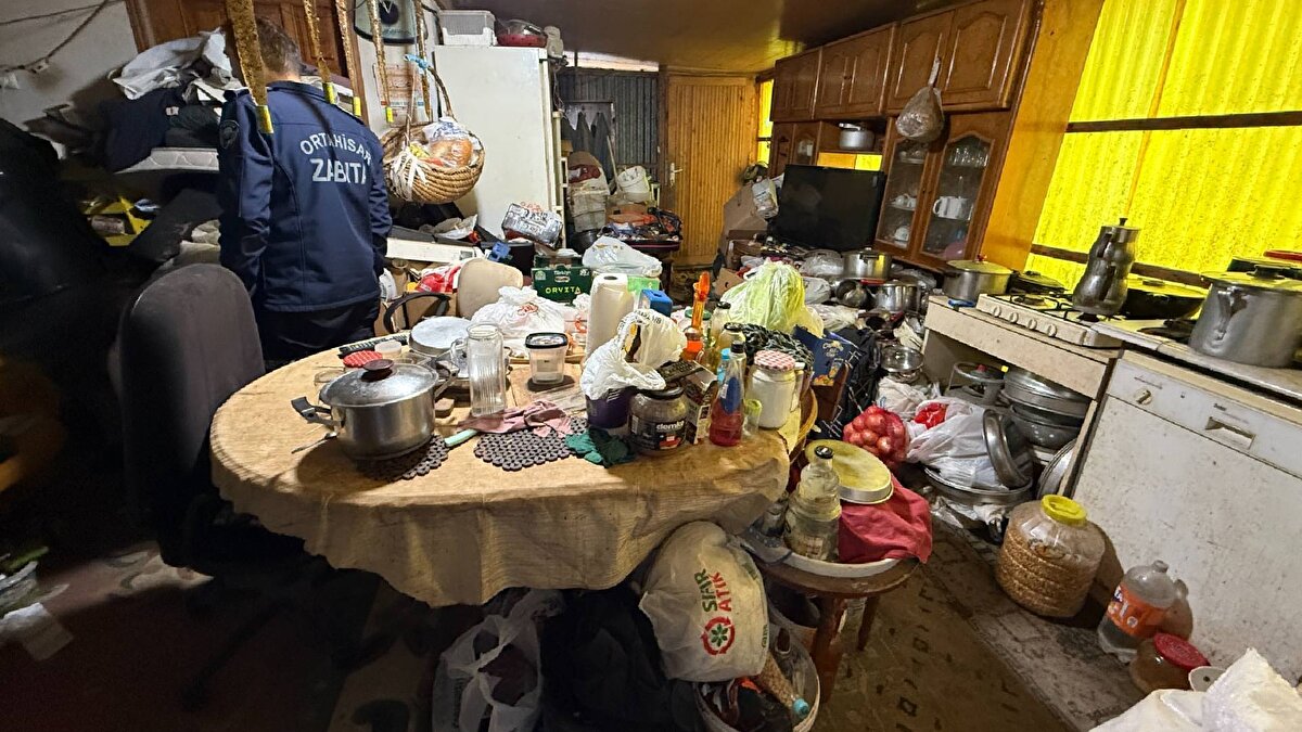 Trabzon’un Ortahisar ilçesinde, 1 Nolu Beşirli, Soğuksu ve Fatih mahallelerinde yaşayan vatandaşların kötü koku ve çevre sağlığına ilişkin şikâyetleri üzerine belediye ekipleri harekete geçti. İl Hıfzıssıhha Kurulu kararıyla başlatılan müdahalede, evlerde uzun süredir biriktirildiği tespit edilen tonlarca çöp ve atık malzeme temizlenerek bölgeden uzaklaştırıldı.