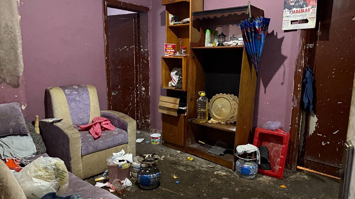 Atıklar bertaraf edildi, evler dezenfekte edildi<br><br>Ortahisar Belediyesi Zabıta Müdürlüğü’nün koordinasyonundaki operasyona Temizlik İşleri, Fen İşleri, Park ve Bahçeler ile Sosyal Hizmetler birimlerinin yanı sıra İlçe Sağlık Müdürlüğü, Emniyet ve Büyükşehir Belediyesi’nin ilaçlama ekipleri katıldı. Evlerin içi ve çevresi iş makineleriyle temizlenirken, bölge ilaçlanarak hijyen çalışmaları tamamlandı. Böylece hem koku hem de görüntü kirliliği giderilmiş oldu.