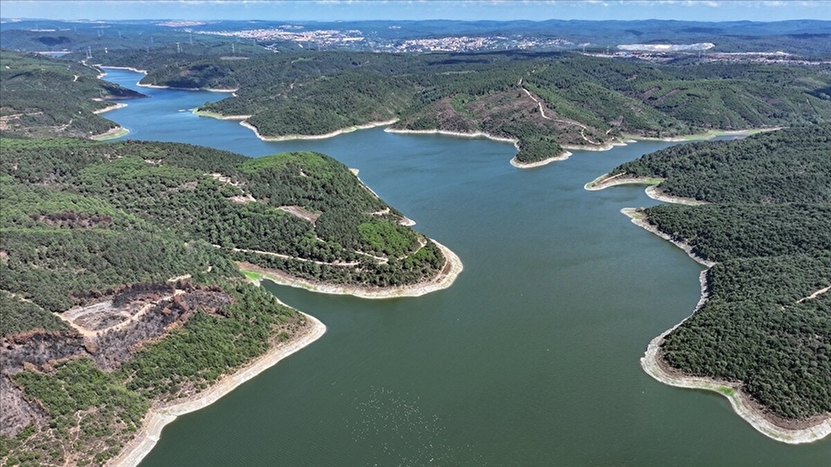 İstanbul’da dün gece etkili olan sağanak yağış, megakentin su kaynaklarına yönelik endişeleri yeniden gündeme taşıdı. İstanbul Su ve Kanalizasyon İdaresi (İSKİ), kentte su sağlayan barajların güncel doluluk oranlarını açıkladı. Verilere göre barajlardaki su miktarı, yıl içinde en yüksek seviyesini 30 Nisan 2025’te görmüş, o tarihten bu yana ise düzenli şekilde düşüş yaşamıştı.