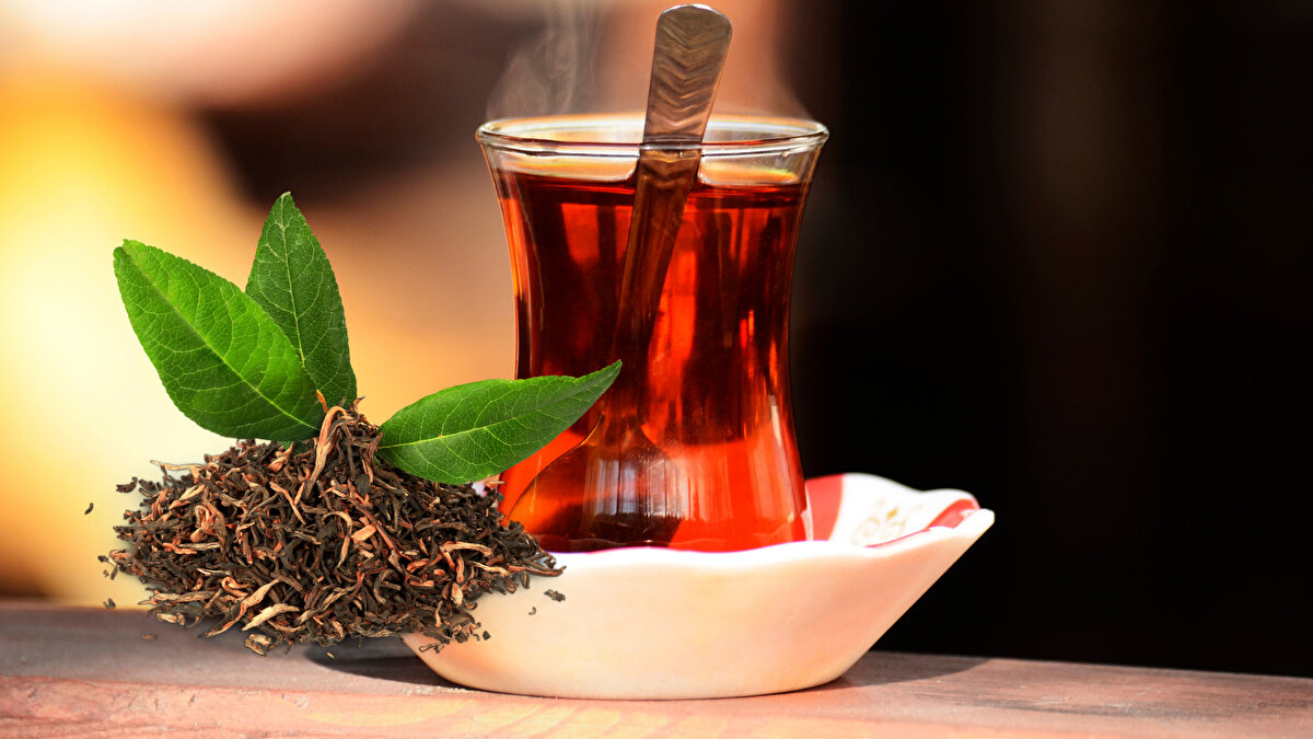 Türkiye’de son yıllarda hızla yaygınlaşan boyalı çay, hem üreticiyi hem tüketiciyi ilgilendiren ciddi bir tartışmanın merkezine yerleşti. Rize Ziraat Odası Başkanı Bünyamin Arslan, söz konusu ürünlerin restoran ve kafeteryalarda yaygın biçimde kullanıldığını, çay piyasasında önemli bir alanı ele geçirdiğini söyledi.