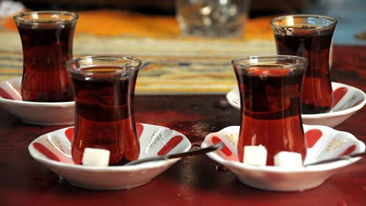 “Restoranların büyük kısmında boyalı çay var”<br><br>Songül Dalgıç Bilgili’nin aktardığı bilgilere göre Arslan, restoranların yaklaşık yüzde 60–70’inde boyalı çayın tercih edildiğini ifade ediyor. Bu çayların paketli ürünler gibi market raflarına çıkmadığını, doğrudan işletmelere satıldığı için denetimlerden kaçabildiğini belirtiyor. Gerçek çayın kilosunun 280–300 lira bandında olduğu düşünüldüğünde, beş kilosu 850 liraya satılan boyalı çayın işletmelere maliyet avantajı sunduğu, bunun da yayılmayı hızlandırdığı belirtiliyor.