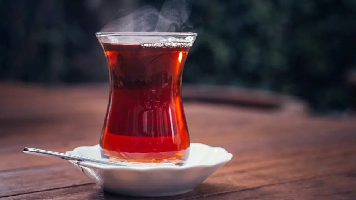 Düşük maliyetle üretiliyor: “Su kat, sat” modeli”<br><br>Arslan’ın değerlendirmesine göre boyalı çay, çöp çayın kırılıp granül hâline getirilmesi ve boya karışımıyla renklendirilmesiyle üretiliyor. 60–70 liraya mal edilen bu çaylarla binlerce bardak içecek hazırlanabildiği, bu nedenle kaçak ve boyalı çayın çay sektöründe kritik seviyeye ulaştığı ifade ediliyor.