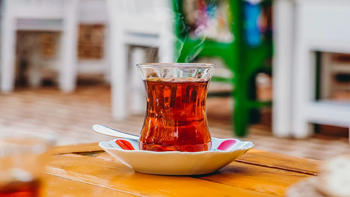 Piyasada payı yüzde 35’e yükseldi<br><br>Türkiye’nin yıllık yaklaşık 240 bin ton kuru çay tüketiminin yüzde 35’inin şu anda boyalı çaylardan oluştuğunu vurgulayan Arslan, Tarım ve Orman Bakanlığı’nın konuya ilişkin denetimleri artırmaya başladığını söyledi. Ancak geçen yıl bazı firm