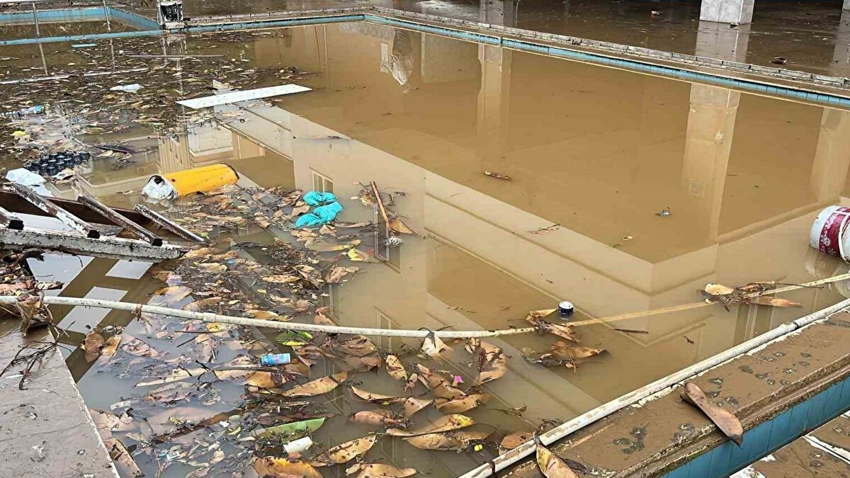 Meteoroloji Genel Müdürlüğü’nün sarı kodlu uyarısının ardından Antalya’nın Alanya ilçesinde dün öğle saatlerinde başlayan sağanak, kısa sürede yaşamı olumsuz etkiledi. İlçe genelinde araçlar sele kapılırken, bazı işyerlerini su bastı, bir noktada istinat duvarı çöktü. Belediye ve itfaiye ekipleri, vatandaşların güvenliği için acil müdahale gerçekleştirdi.