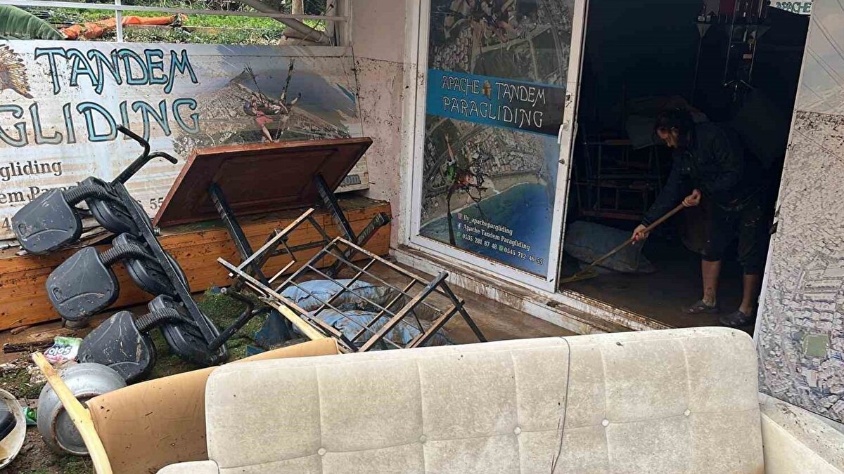 Araçlar mahsur kaldı, işyerleri su altında<br><br>Yağışın en yoğun olduğu saatlerde ilçe merkezinde yollar adeta göle döndü. Sürücüler, itfaiye ve kurtarma ekipleri tarafından mahsur kaldıkları yerlerden çıkarıldı. Kot seviyesi düşük olan dükkânlara dolan sular, esnafı zor durumda bıraktı. Vatandaşlar, kendi imkanlarıyla işyerlerindeki suları tahliye etmeye çalıştı.