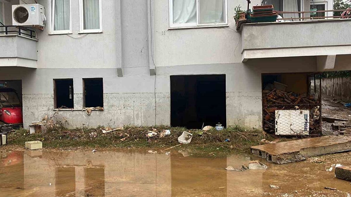 Bir bölgede istinat duvarının çökmesi çevrede güvenlik riskine yol açtı. Neyse ki olayda yaralanan olmadı. Sabah saatlerinde yağışın etkisiyle bazı araçlar hala su içinde kaldı ve sahipleri araçlarını temizlemek zorunda kaldı. ASAT ve Antalya Büyükşehir Belediyesi ekipleri, tıkanan mazgalları açarak, taşkın yaşanan sokaklardaki suları tahliye etmek için gece boyunca çalıştı.