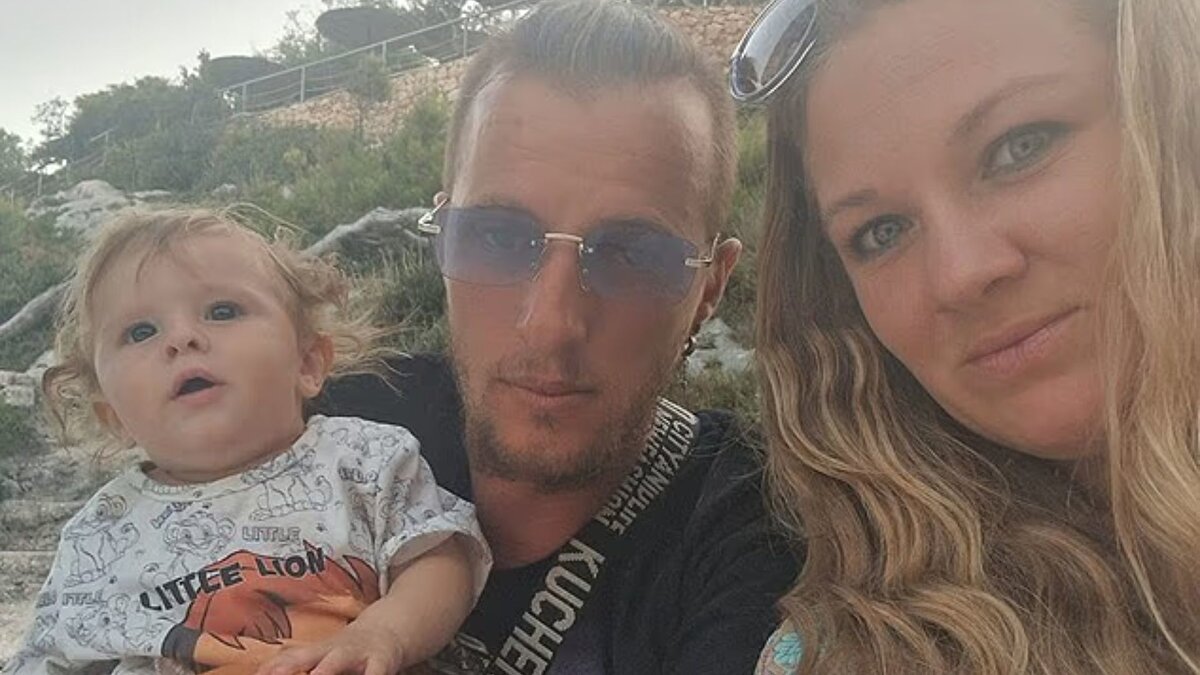 Yunan yetkililer, köpeği güvenlik altına alarak soruşturmayı başlattı. Aile, basında çıkan kasıtlı ihmalle ilgili haberleri reddederek, köpeğin iyi bakıldığını ve agresif davranış göstermediğini vurguladı. Uzmanlar, pitbull ve benzeri büyük ırk köpeklerde çevresel stres ve ani seslerin saldırgan davranışı tetikleyebileceğini belirtiyor.