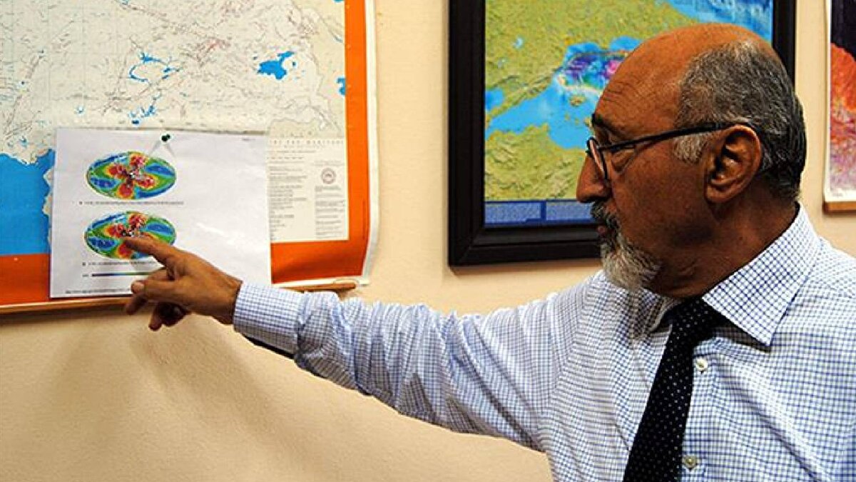 "Önümüzdeki 4-5 saat kritik"<br><br>Prof. Dr. Osman Bektaş ise, olası artçıların önemine dikkat çekti: “Depremin tekrarlayıp tekrarlamayacağını öngörmek mümkün değil. Bu, halk için bir uyarıdır. Şu anda paniğe gerek yok, ancak önümüzdeki 4-5 saat kritik. Günlük yaşam devam edebilir, tedbir almak yeterli olacaktır.”