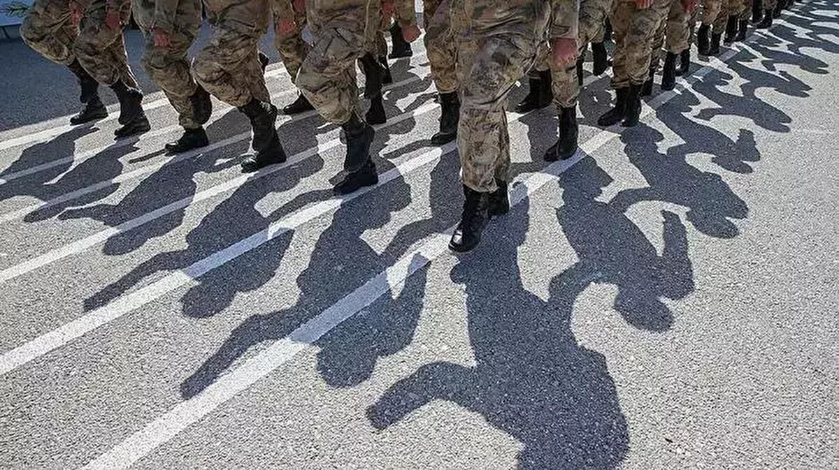 Askerlik görevini bedelli olarak yerine getirmek isteyen binlerce yükümlü, "Bedelli askerlik yerleri açıklandı mı?" sorusuna yanıt arıyor. 2025 yılı içerisinde başvurusunu yapıp bedel tutarını ödeyen adayların 2026 yılı kura ve sınıflandırma işlemleri için tarih netleşti.<br><br>Milli Savunma Bakanlığı kaynaklarına göre; bedelli askerlikten yararlanacak yükümlülerin kimlikleri, celp ve sevk dönemleri ile temel askerlik eğitimini yapacakları birlikler 2026 yılı Ocak ayında duyurulacak.<br><br>Adaylar, sınıflandırma sonuçlarını e-Devlet sistemi üzerinden ve askerlik şubelerinden öğrenebilecekler.