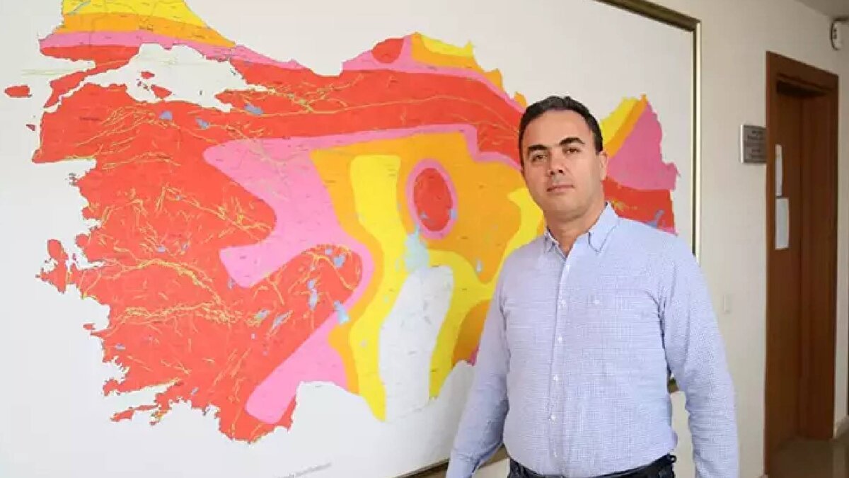 "Zamanı bilmek mümkün değil"<br><br>AÜ Deprem Araştırmaları Uygulama ve Araştırma Merkezi Müdürü ve İnşaat Mühendisliği Bölümü Başkanı Prof. Dr. Ramazan Özçelik ise “Bugün Türkiye Deprem Tehlike Haritası'na baktığımız zaman kırmızıyla bölünen bölgeler deprem tehlikesinin yüksek olduğu bölgeler ki; Türkiye'nin yüz ölçümünün büyük kısmının zaten kırmızı olduğunu çok net bir şekilde görebiliyoruz. AFAD'ın sayfasına girip Türkiye Deprem Tehlike Haritası dediğimizde 'kırmızı' bölgelerin neresi olduğunu çok rahat görülüyor ki, bu bölgelerde bir deprem bekliyoruz. Tabii ki zamanı bilmek bizim için mümkün değil" dedi.