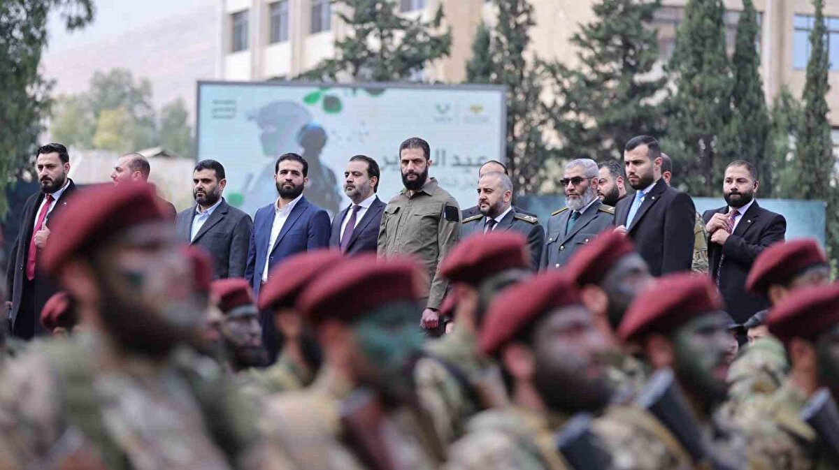 Askeri geçit töreni ve yeni ordunun vitrine çıkışı<br><br>Kutlamaların odak noktasını oluşturan askeri geçit töreni, paraşütçü birliklerin gösterisiyle başladı. Özel kuvvetler, keskin nişancılar, mayın temizleme timleri ve zırhlı birliklerin sergilendiği geçiş, Şam’daki Emevi Meydanı’ndan Gümrük Meydanı’na uzanan güzergâhta yoğun ilgi gördü. Yeni askeri teçhizatların tanıtıldığı geçit töreni sırasında helikopterler sürekli uçuş yaparak şehitler için hazırlanan broşürleri havadan bıraktı.