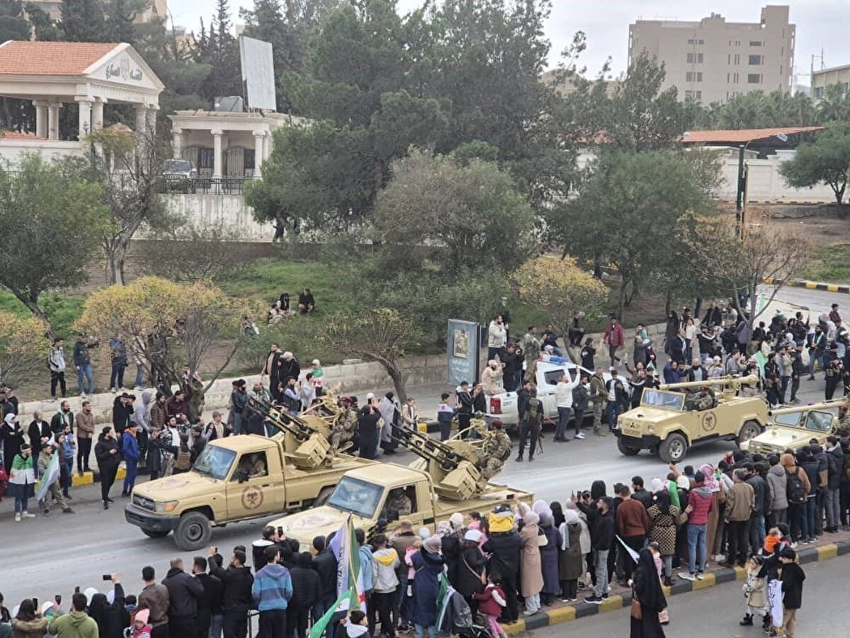 Suriye’de Esad döneminin sona ermesinin ilk yıl dönümünde Şam, gün boyu süren kutlamalara sahne oldu. Muhalif güçlerin 8 Aralık 2024’te başkente hâkim olmasıyla Baas rejiminin 50 yılı aşan yönetimi kapanmış, ülke yeni bir döneme girmişti. Bu yıl dönümünde düzenlenen programların en dikkat çekici bölümü ise yeni ordunun katıldığı askeri geçit töreni oldu.