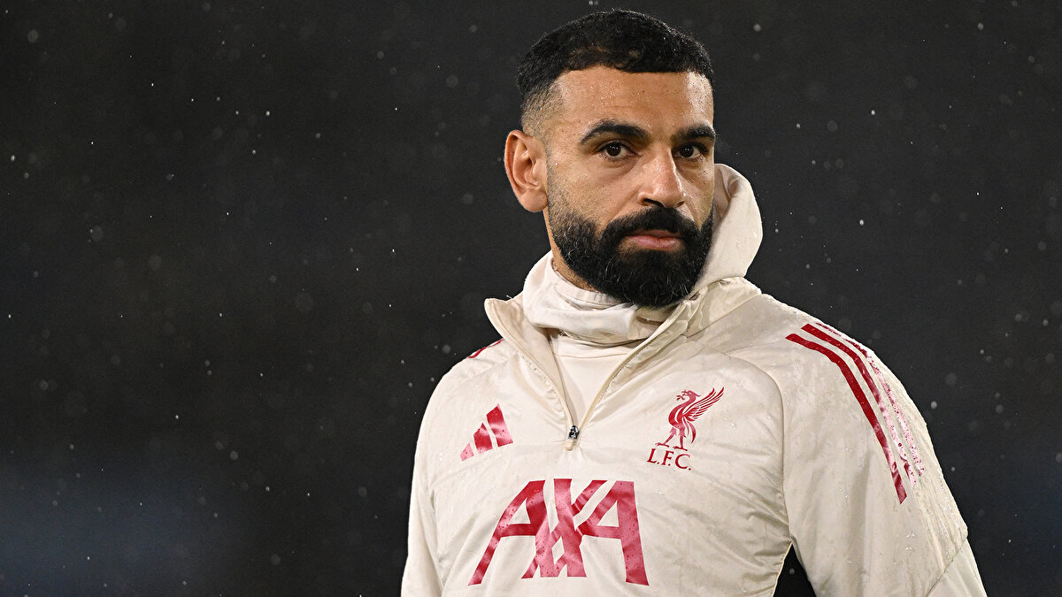 SALAH’IN KRİZE SEBEP OLAN AÇIKLAMALARI: ÇOK HAYAL KIRIKLIĞINA UĞRADIM<br><br>Yedek kulübesinde beklemenin kendisini hayal kırıklığına uğrattığını belirten Salah, "90 dakika boyunca yedek kulübesinde oturuyorum. Üçüncü kez kulübedeyim, sanırım kariyerimde ilk kez oluyor. Dürüst olmak gerekirse çok ama çok hayal kırıklığına uğradım. Yıllar boyunca, özellikle de geçen sezon bu kulüp için çok şey yaptım. Şimdi yedek kulübesinde oturuyorum ve nedenini bilmiyorum. Kulüp beni otobüsün altına atmış gibi görünüyor. Hissettiğim bu. Sanırım birinin tüm suçu üstlenmemi istediği çok açık. Yaz aylarında birçok söz aldım ve şu ana kadar üç maç yedek kulübesinde kaldım. Bu yüzden sözlerini tuttuklarını söyleyemem." ifadelerini kullandı.<br>