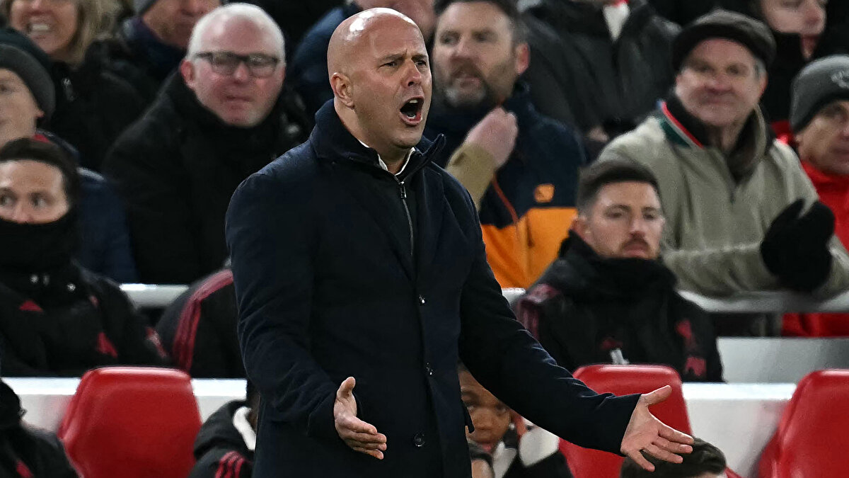 YÖNETİMDEN KADRO DIŞI KARARI <br><br>Yarın Şampiyonlar Ligi’nde deplasmanda Inter’e konuk olacak Liverpool’da Mohamed Salah kadroya alınmadı. İngiliz basınında yer alan haberlerde, Arne Slot ile görüşen Liverpool yönetiminin oyuncuyu kadro dışı bıraktığı ifade edildi. <br>