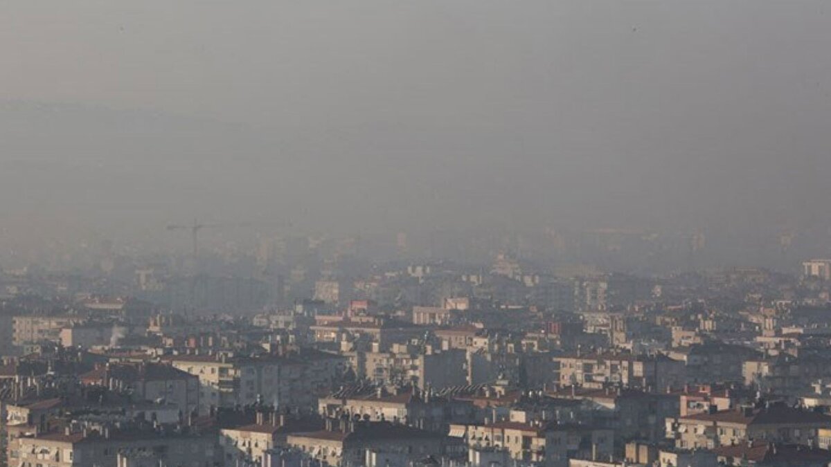 “Türkiye ve Avrupa’nın en kirli havası Iğdır’da”<br><br>Kadim Aşiretler Federasyonu Iğdır İl Başkanı Ferhat Armağan, bölgedeki 25 aşiretin temsilcileri adına yaptığı açıklamada kentin uzun süredir süregelen hava kirliliği sorunuyla mücadele etmekte zorlandığını belirtti. Armağan, “Iğdır bugün yalnızca Türkiye’nin değil, Avrupa’nın da en düşük hava kalitesine sahip kentlerinden biri hâline geldi. Kentte zaman zaman haftalarca güneş görünmüyor; yoğun sis ve kirli tabaka gökyüzünü tamamen kaplıyor” dedi.<br><br>Armağan ayrıca, kentin yakınında bulunan Ermenistan’daki Metzamor nükleer santralinin bölge üzerindeki kaygıları artırdığını hatırlattı.