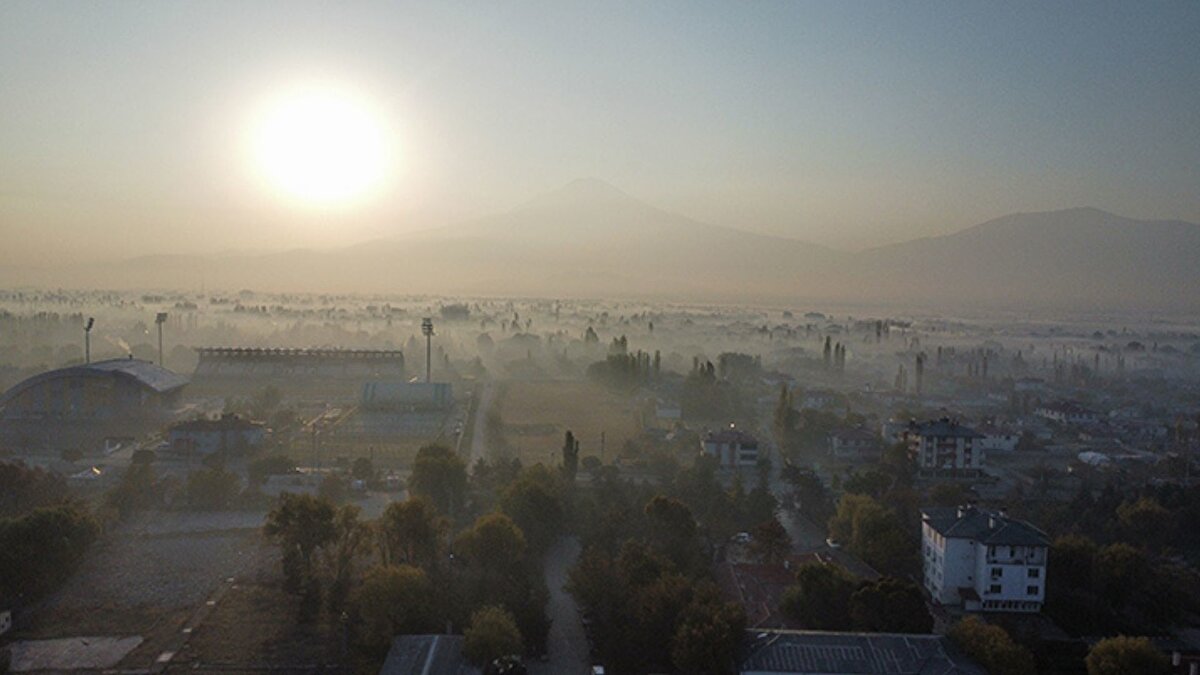 Iğdır, 1 Aralık verilerine göre Dünya Hava Kalitesi Endeksi listesinde Türkiye’nin en kirli havasına sahip il olarak kaydedildi. Doğu Anadolu’nun batıya açılan kapısı olan kentte, rüzgâr sirkülasyonunun zayıflığı nedeniyle hem yaz hem de kış aylarında partikül madde seviyesi sınır değerlerin üzerine çıkıyor. Özellikle kasım ayında ölçülen yoğunluk, şehir sakinlerinin günlük yaşamını ve sağlığını doğrudan etkiliyor.