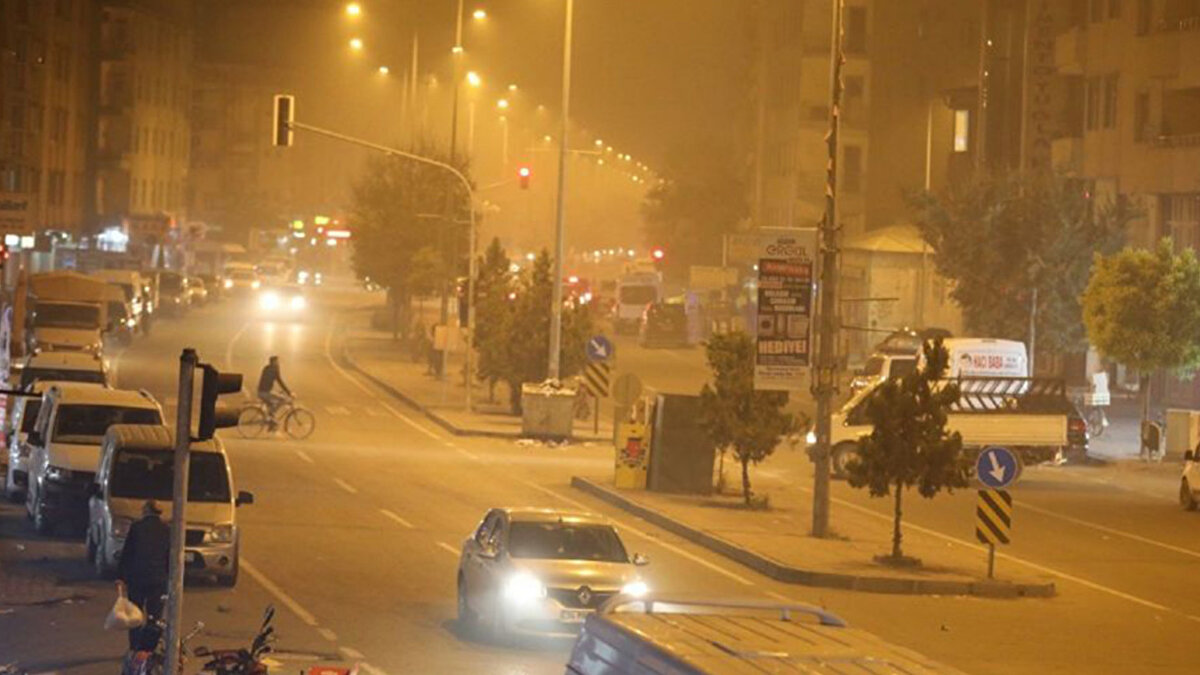 Cumhurbaşkanına çağrı: “Iğdır için özel tedbirler gerekli”<br><br>Açıklamasının sonunda tüm yetkililere seslenen Armağan, Iğdır’daki hava kalitesi sorununun ulusal düzeyde ele alınması gerektiğini vurguladı. “Halkımızın bu kirli havayı soluyarak sağlık kaybı yaşamasını istemiyoruz. Sayın Cumhurbaşkanımıza çağrımızdır; Iğdır için gecikmeden özel bir eylem planı hazırlanmalıdır” ifadelerini kullandı.