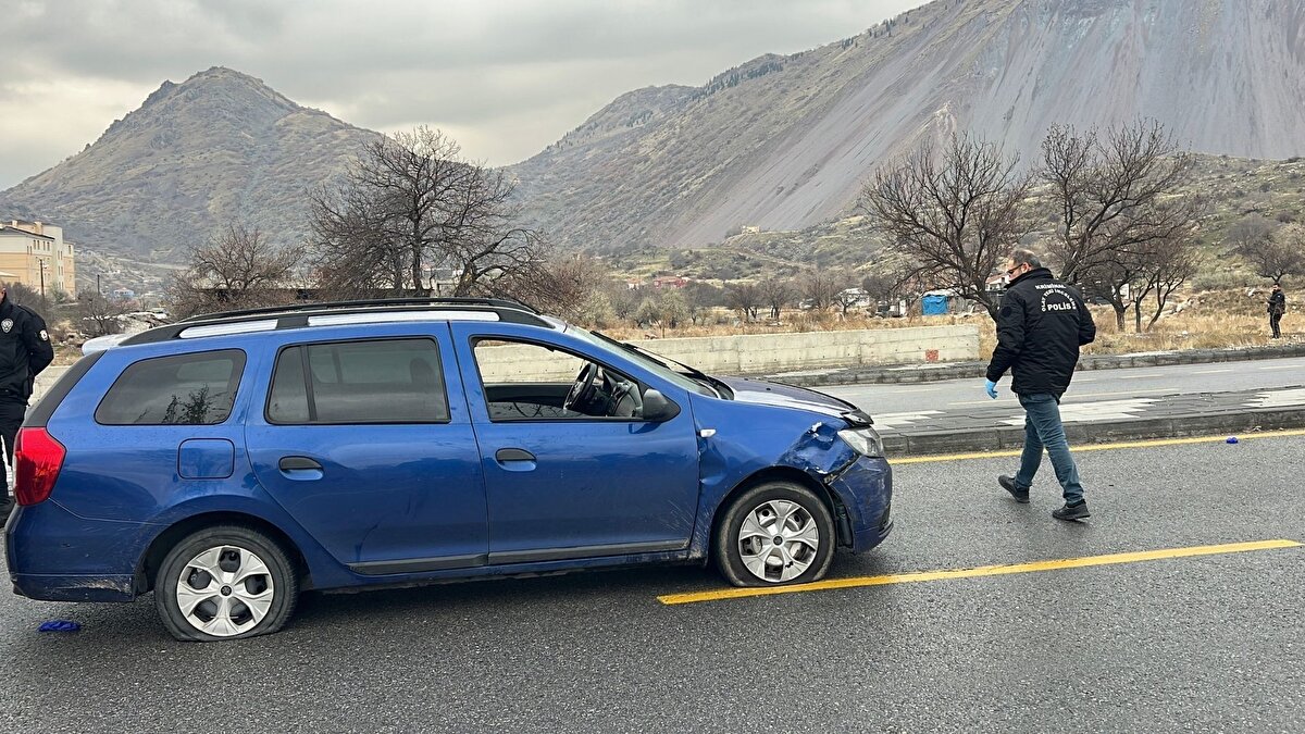Takip sırasında üç farklı kaza yaşandı<br><br>Soruşturma kapsamında elde edilen bilgilere göre, sürücünün kaçışı sırasında kent içinde üç ayrı maddi hasarlı kazaya yol açtığı belirlendi. Polis ekipleri, kazaların yaşandığı bölgelerde inceleme yaparken, olayla ilgili geniş kapsamlı soruşturmanın sürdüğü bildirildi.