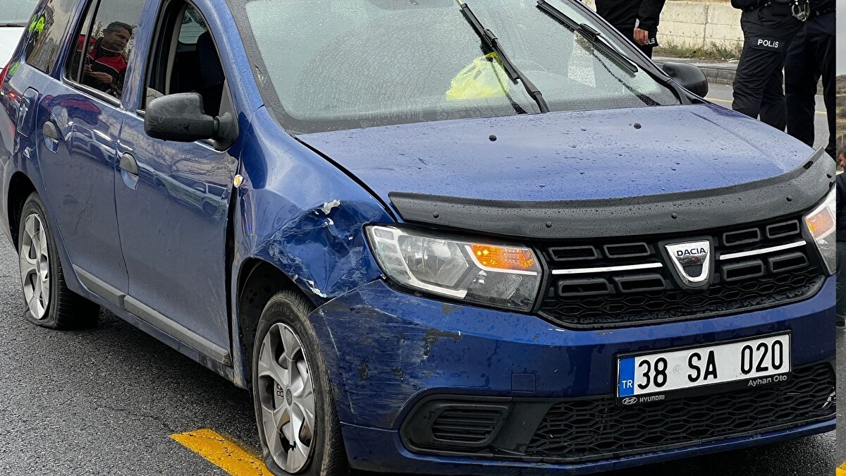 Ehliyetsiz sürücü ve yolcusu gözaltında<br><br>Ekiplerin yaptığı incelemede sürücü İ.S.K.’nin ehliyetinin bulunmadığı tespit edildi. Araçtaki Y.C.K. ile birlikte gözaltına alınan iki kişi, ifadeleri alınmak üzere polis merkezine götürüldü. Şüpheliler hakkında ilgili yasal işlemler başlatıldı.
