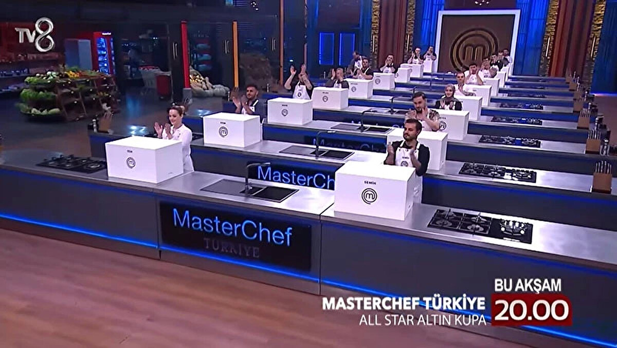 MasterChef Altın Kupa yarışmacıları 2025 listesi, final heyecanının hemen ardından en çok araştırılan konulardan biri oldu. 6 Aralık Cumartesi akşamı Sezer ve Özkan’ın final mücadelesi sonrası sezon şampiyonu Sezer oldu. Şampiyonun belirlenmesiyle birlikte gözler bu kez MasterChef All Star Altın Kupa formatına çevrildi. Tv8 ekranlarında yayınlanacak olan özel sezonda, geçmiş yılların unutulmaz yarışmacıları bir kez daha mutfakta kozlarını paylaşacak. Üç usta jüri Mehmet Yalçınkaya, Somer Sivrioğlu ve Danilo Zanna’nın yer aldığı yarışmada bu yıl yapay zekâ destekli yeni bir sürecin de uygulanacağı açıklandı. İşte, MasterChef Altın Kupa 2025 yarışmacıları, yayın tarihi ve merak edilen tüm detaylar…