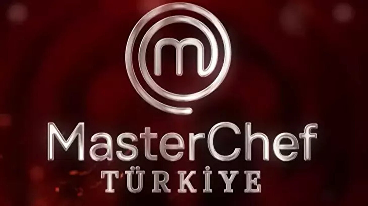 MasterChef 2025 Şampiyonu Kim Oldu?<br><br>Altın Kupa öncesinde, MasterChef 2025 ana sezonunun finali 6 Aralık Cumartesi günü gerçekleşti. Aylar süren mücadelenin sonunda finalistler Sezer ve Özkan kıyasıya yarıştı. Gecenin sonunda en başarılı tabaklara imza atarak kupayı kaldıran isim Sezer oldu. Şimdi gözler, şampiyon Sezer'in de sonradan dahil olacağı Altın Kupa mücadelesine çevrildi.