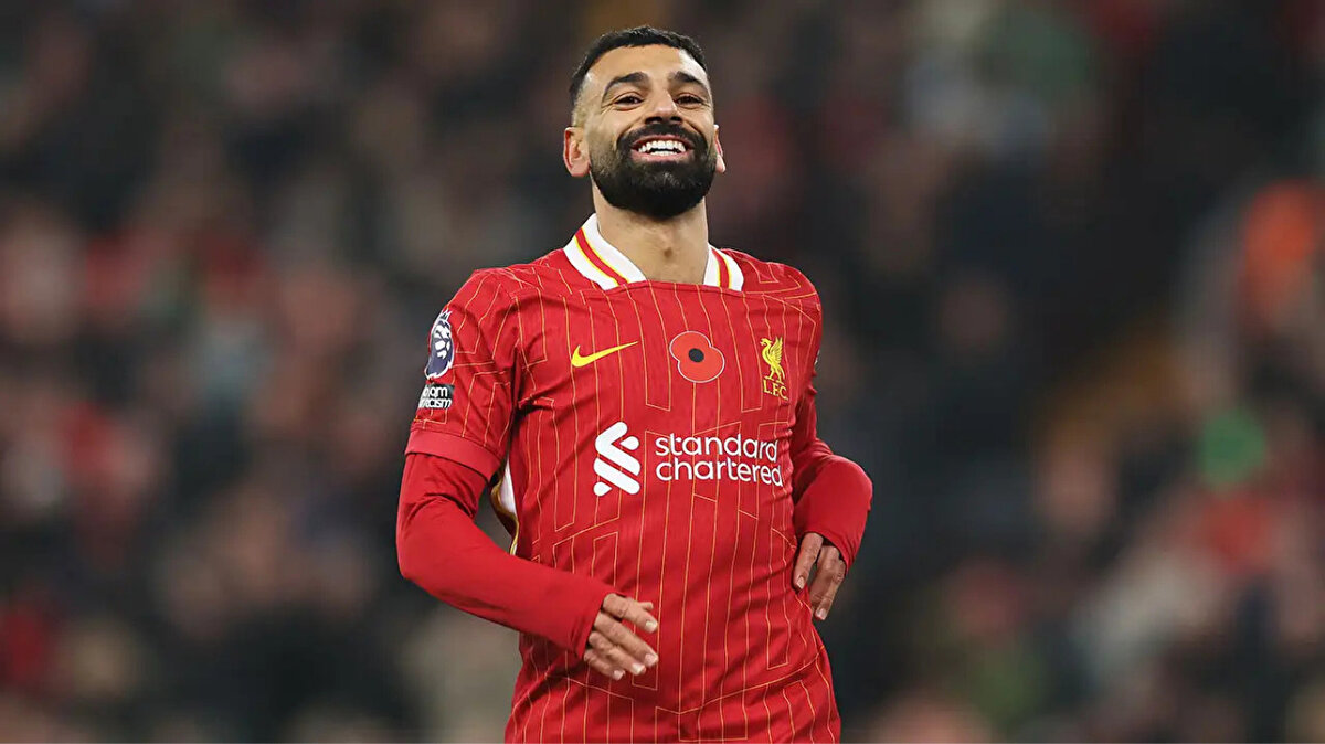 Liverpool’da Salah krizinin seyri<br><br>Leeds United karşılaşmasının bitiminde kulübün kendisine verdiği sözleri tutmadığını belirten Muhammed Salah, teknik direktör Arne Slot ile ilişkisinin aniden bozulduğunu söyleyerek takımdan ayrılmak istediğini duyurmuştu. Mısırlı oyuncunun bu çıkışı, Liverpool cephesinde yönetimden teknik ekibe uzanan geniş bir tartışmayı tetikledi.