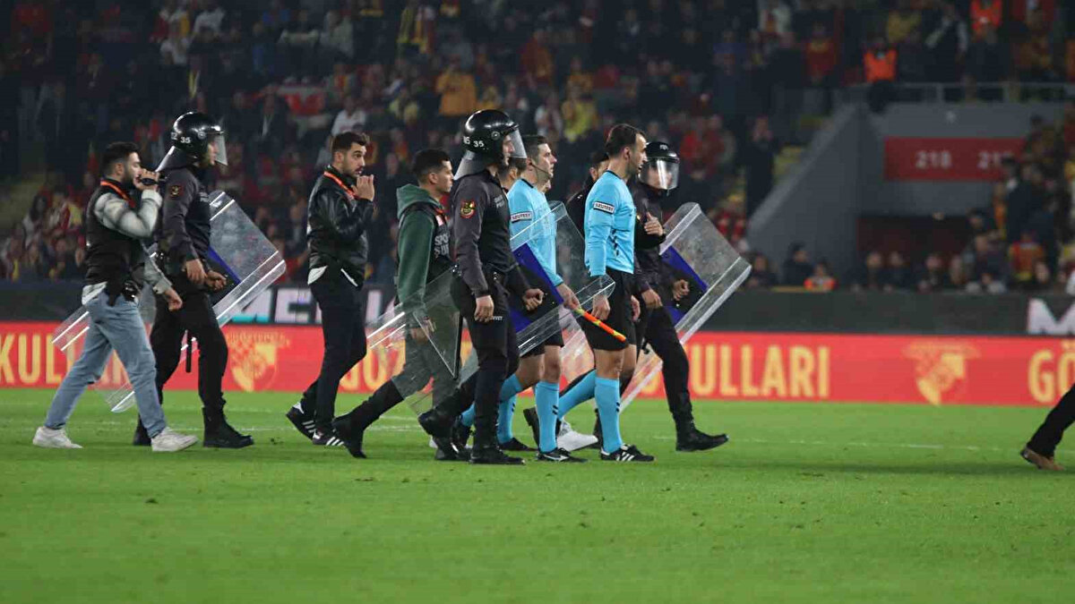 "HANİ SARI KART?"<br><br>"15. dakikada Serdar'a kontrolsüz faulünde Efkan'a sarı çıkmalıydı çıkmadı! 22. dakikada Olaigbe, topla oynayan Cherni'ye faulle umut vaat eden atağı kesti, hani sarı?"