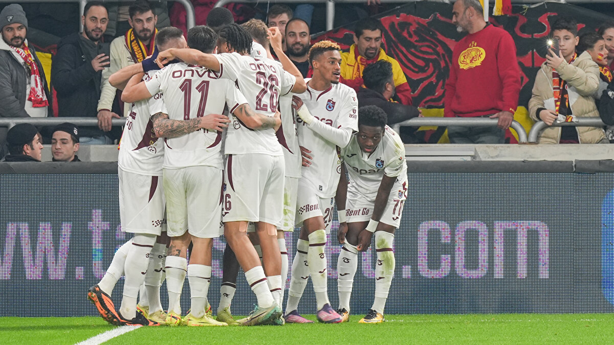 İskender Günen: Fatih Tekke büyük bir iş başarıyor<br><br>Göztepe gibi zorlu bir deplasman maçı, alınan 3 puan Trabzonspor'un içinde bulunduğu durumu düşündüğümüzde gerçekten saygı duyulması gereken bir karşılaşma. Kadro yetersizliği ve sakatları konuşmamız şart. <br><br>