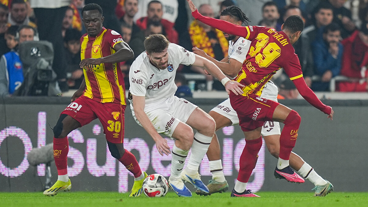 "PENALTI YOK, DEVAM KARARI DOĞRU"<br><br>"İlginçtir ilk yarıda Trabzonspor lehine 12 faul olurken Göztepe lehine ilk ve tek faul 45'te oldu! 55'te Göztepe penaltı bekledi, Zubkov'un kolu kapalı penaltı yok devam kararı doğru. "<br>