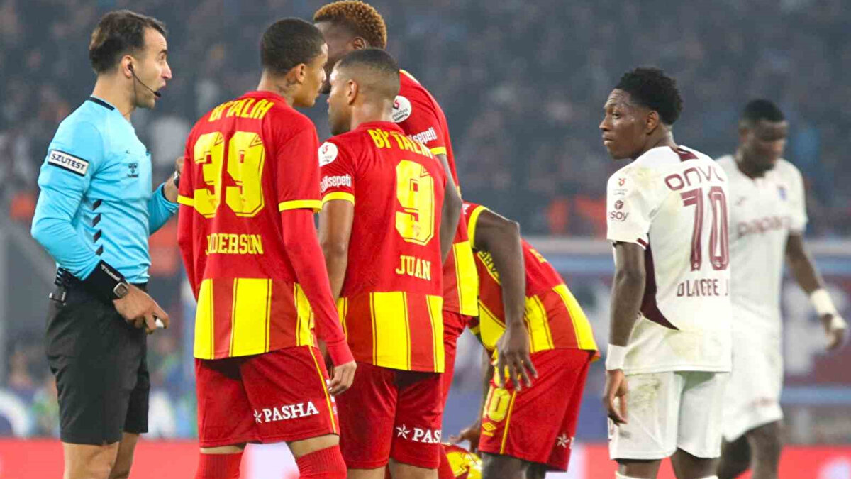 Hakem Atill Karaoğlan’ın maç içindeki bazı kararları tartışmaya sebep oldu. Eski hakem Mustafa Çulcu, verilen kararlar için Karaoğlan’a sert sözlerle yüklendi.<br>