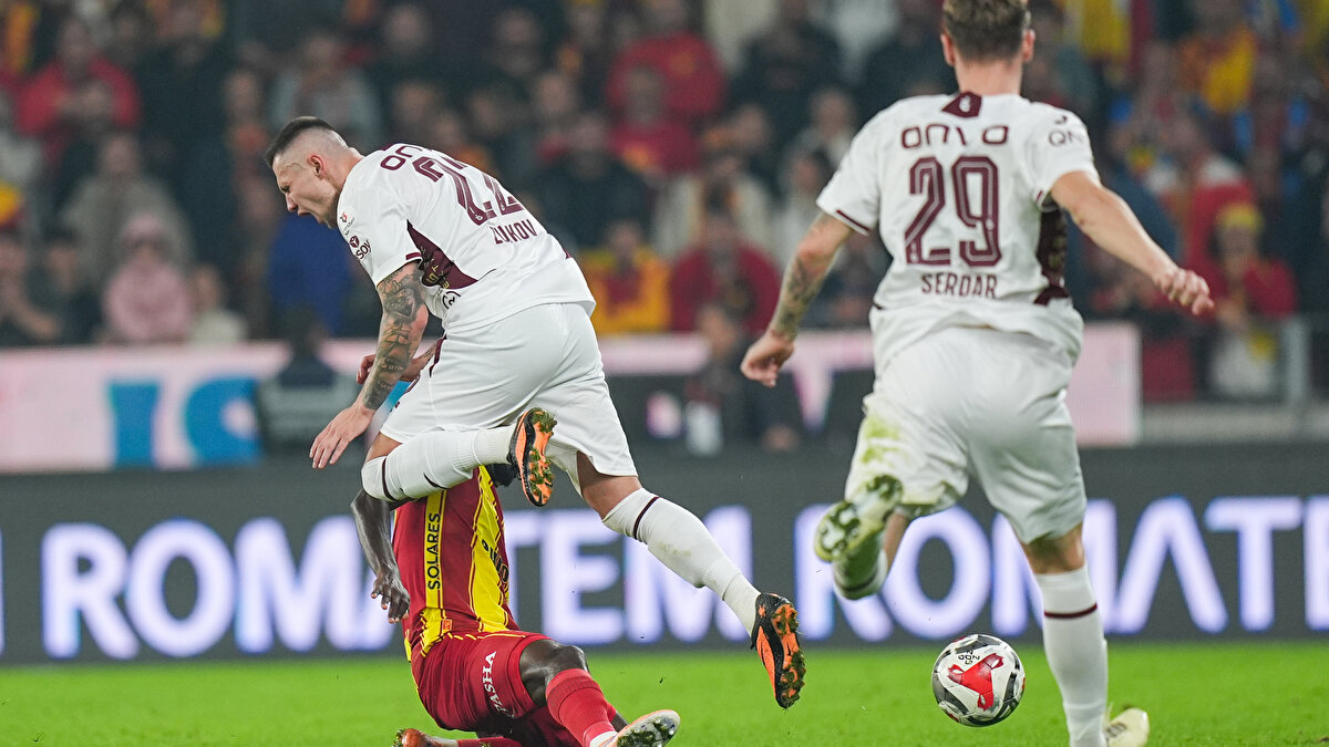 Mustafa Çulcu: Hakemin kafası karışık<br><br>Hakem Atilla Karaoğlan, şüphesiz ligin en deneyimli isimlerinden ama kafası karışık. Maçın başında Pina'ya arka arkaya yaptığı faullerin ikincisinde Miroshi'ye gösterdiği sarı kart derslikti.<br>Sonra basit temaslara uydurma fauller çaldı, çıkarması gereken kartları çıkarmadı, sonra tuhaf kartlar çıkardı!<br>