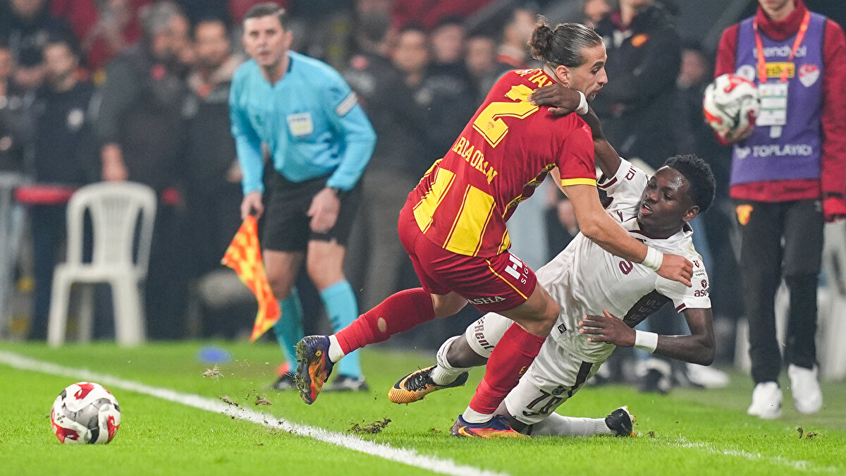 "ONANA'YI ATMAYA YÜREĞİ YETMEDİ"<br><br>"Onuachu'ya gösterdiği sarı karta katılmıyorum. El-kol illegal kullanıma girmez. Burada ikili mücadele esnasında rakip sarıp sarmalamış, kurtulma çabası içinde yaşanan bir zorunlu temas. Bu sarı hatalı. 78'de Juan'a yaptığı faulle bariz gol şansını engellediği için Pina'nın ihracı ve frikik doğru. Pozisyonun incelenmesi ve sonuçlanması oyunun tekrar başlaması 6 dakika 30 saniye sürdü. Delikanlık yaptı, Onana'ya sarı gösterdi, karttan sonra alkışladı ama Atilla Karaoğlan'ın ikinci sarıdan kırmızıyı çıkarmaya ne ekibinin ne de kendisinin yüreği yetmedi."