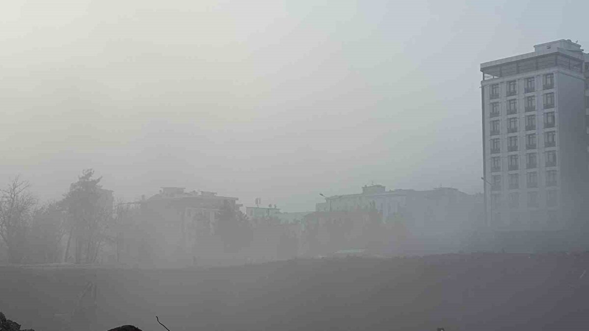 Kent merkezinde sis nedeniyle görüş alanı zaman zaman 100 metrenin altına indi. Sürücüler, özellikle ana arterlerde düşük hızla seyretmek zorunda kaldı. Trafik ekipleri, olası kazaların önüne geçmek için sürücüleri dikkatli olmaları konusunda uyardı.