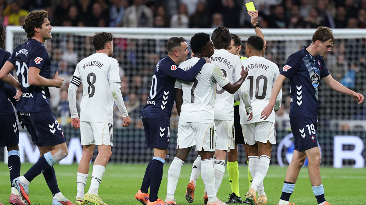 FRAN GARCIA 2 DAKİKADA 2 SARI KART GÖRDÜ<br><br>Real Madrid’de Fran Garcia, 63. ve 65. dakikalarda gördüğü sarı kart sebebiyle kırmızı kart gördü ve takımını 10 kişi bıraktı.