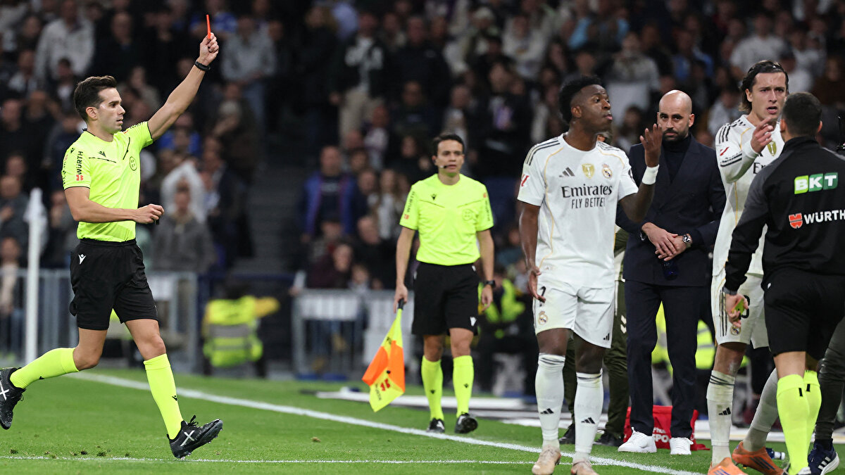 Gördüğü kart sebebiyle tepki gösteren Carreras, hakem tarafından bu kez direkt kırmızı kartla oyundan atıldı. <br>