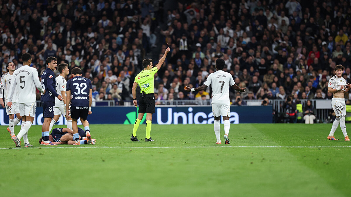 HAKEME BÜYÜK TEPKİ<br><br>Kırmızı kart sonrası tüm Real Madrid oyuncuları hakeme tepki gösterdi. İtirazların olduğu ve gerginliğin yaşandığı anlarda maçın hakemi, yedek kulübesinde olan Endrick’e kırmızı kart gösterirken, Valverde ve Rodrygo da tepkileri sebebiyle sarı kart gördüler. <br>