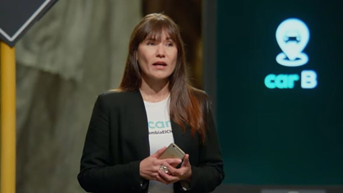 Soruşturma dosyasına göre paket, 3 Nisan akşamı kuryeye bir tanıdık aracılığıyla teslim edildi. Kurye, kızların frambuazı sevdiği söylendiği için bunun bir hediye olduğunu belirtti. Önceki gün yapılan teslimat girişiminin öğrenciler tarafından kabul edilmediği, ancak okul sonrası bir dairede buluştukları sırada paketin teslim alındığı kaydedildi.