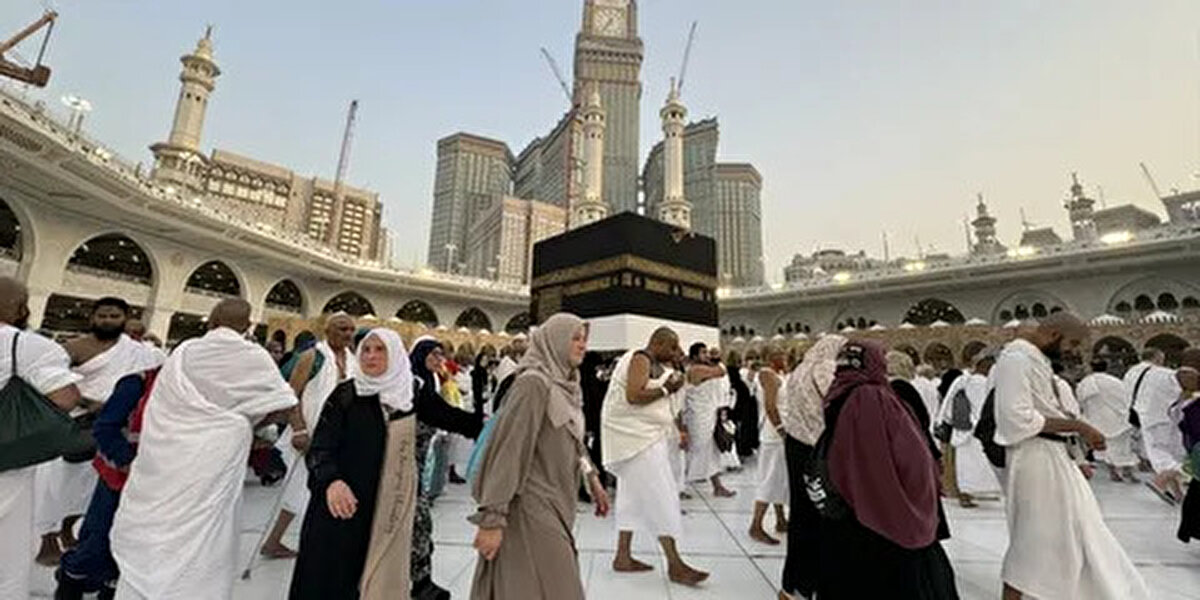 Önceki kısıtlamalara eklenen yeni ve daha sert düzenlemeler<br><br>Yeni yasak, daha önce Hac Bakanlığı ve Basın–Enformasyon Genel Müdürlüğü tarafından yayımlanan genelgelerin devamı niteliğinde. Suudi Arabistan, kutsal alanlarda fotoğrafçılık kısıtlamalarını ilk olarak 2017’de devreye almış, 2024 ve 2025’te selfie çekimlerine yönelik uyarıları artırmıştı. Haziran 2025’te ayrıca Mina, Arafat ve Müzdelife gibi Hac bölgelerinde siyasi slogan ve bayrak taşınması da yasaklanmıştı.