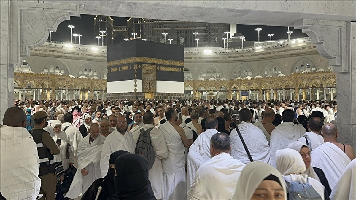 Suudi Arabistan, 2026 Hac sezonunda Mescid-i Haram ve Mescid-i Nebevi’de cep telefonu ve kamera kullanımını tamamen kaldırarak ibadetin odaklanmasını güçlendirmeyi hedefliyor. Sosyal medya içeriklerinin yarattığı yoğunluk ve mahremiyet sorunları nedeniyle alınan kararla, kuralı ihlal edenlere el koyma, adli işlem ve hatta sınır dışı edilme gibi sert yaptırımlar uygulanabilecek.