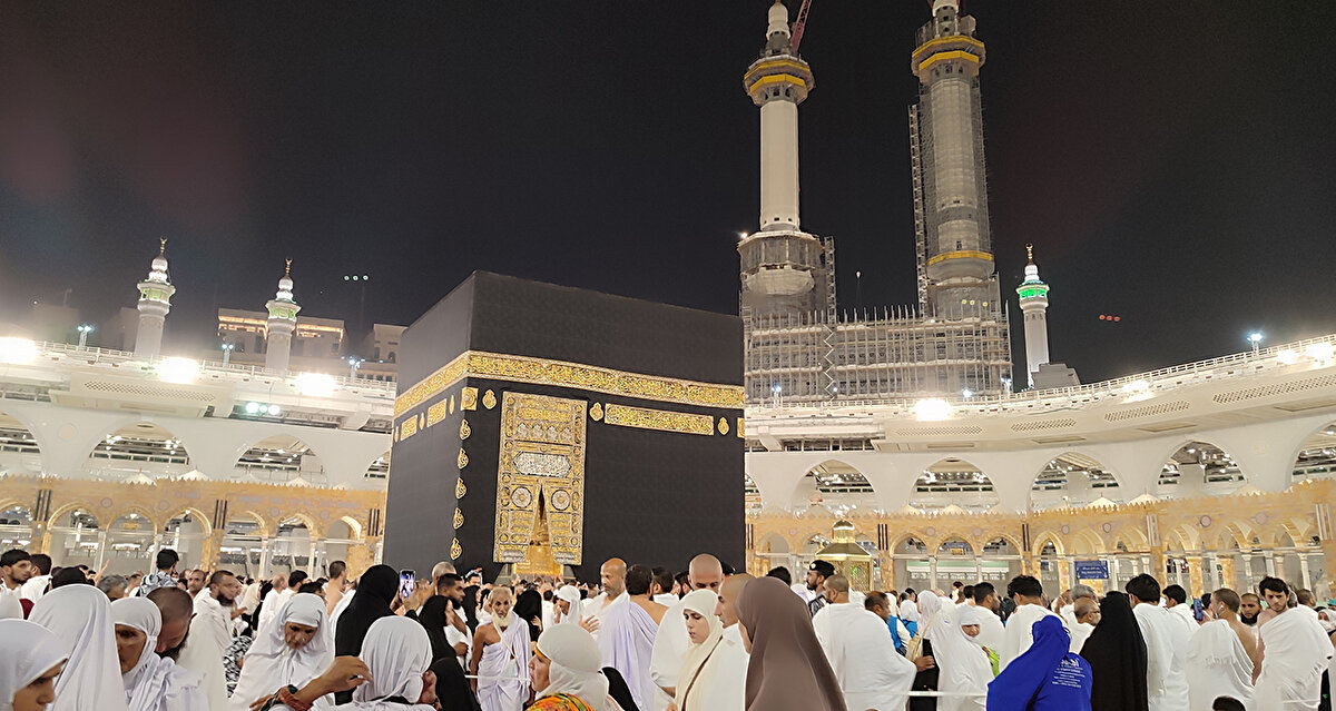 Denetim sıkılaşacak, yaptırımlar ağırlaşacak<br><br>Resmî açıklamalara göre, güvenlik birimleri yasakların uygulanmasını yakından takip edecek. Kuralı ihlal edenlerin cihazlarına el konulacak ve yasaya aykırılığın niteliğine göre adli işlem başlatılabilecek. Yetkililer, Hac operasyonlarının verimli ve güvenli şekilde yürütülmesi için bu politikaların zorunlu olduğunu vurguluyor.