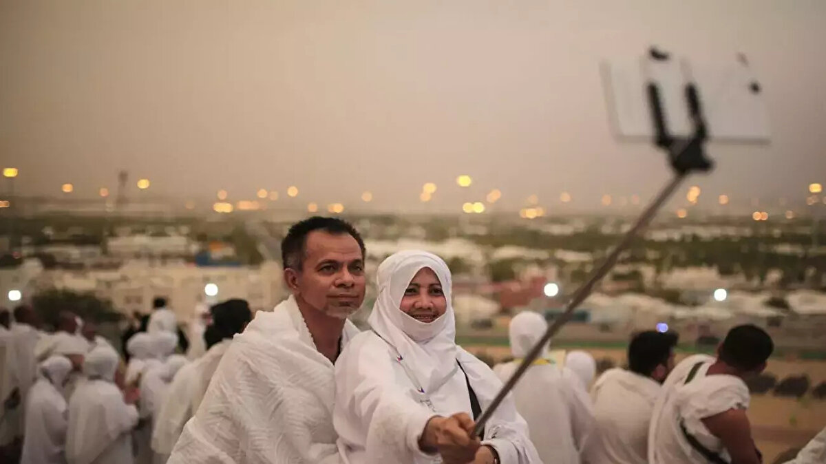 Mahremiyeti ve manevi atmosferi koruma gerekçesi öne çıkıyor<br><br>Yetkililer, yoğun Hac dönemlerinde sosyal medya için yapılan çekimlerin ibadet akışını aksattığını, kalabalık hareketini zorlaştırdığını ve özellikle kişisel mahremiyeti tehdit ettiğini ifade ediyor. Instagram başta olmak üzere sosyal medya platformlarında artan paylaşımlar, bu yasağın geniş kapsamlı bir biçimde uygulanmasına neden oldu.