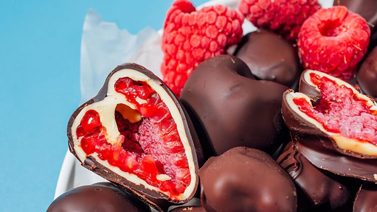 Kolombiya’nın başkenti Bogota’da iki genç kızın ölümüyle sonuçlanan zehirli meyve olayı, ülke gündeminden düşmüyor. Savcılık, iş kadını Zulma Guzman Castro’nun 14 yaşındaki Ines de Bedout ile 13 yaşındaki Emilia Forero’ya gönderilen çikolata kaplı frambuazların içine thallium enjekte edildiği iddiasını soruşturuyor. Guzman ise hakkında yöneltilen tüm suçlamaları reddediyor.