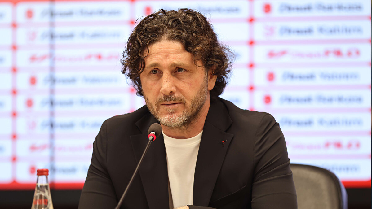 FATİH TEKKE SICAK BAKIYOR<br><br>Trabzonspor Teknik Direktörü Fatih Tekke, orta saha transferi için İrfan Can Kahveci hamlesine sıcak bakıyor.<br>