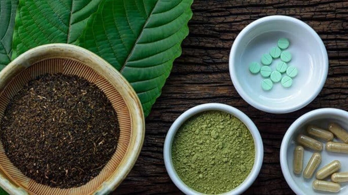 Aile, otopsi sonuçlarıyla bir kez daha sarsıldı
<br><br>Aralık 2023’te evinde kratom aldıktan kısa süre sonra fenalaşan Roose, geçirdiği nöbet ve kalp krizi sonrası hastanede yaşamını yitirdi. Sağlık görevlileri ailesine oğullarını görmeyi önermedi. Haftalar sonra gelen otopsi raporu, gencin iç organlarının ve cildinin kratom kullanımına bağlı olarak yeşile döndüğünü ortaya koydu. Ailesi, bu bulguların acılarını daha da derinleştirdiğini belirtiyor.