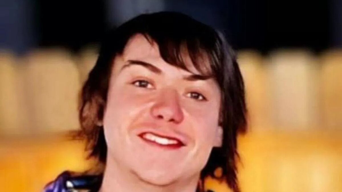 ABD’nin Iowa eyaletinde yaşayan 23 yaşındaki Dominic Roose, sosyal kaygı sorunları nedeniyle çevrim içi ortamda araştırdığı bitkisel bir takviyeyi kullanmaya başladı. Roose, bu takviyeyi aşırı dozda kullanınca hayatını kaybetti.