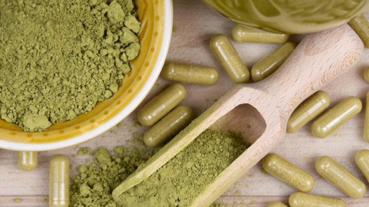 Kratom kullanımının yaygınlığı tartışılıyor
<br><br>Pella kentinde yaşayan genç, daha önce alkol bağımlılığıyla mücadele etmiş ve “doğal” bir destek arayışıyla düşük maliyetli kratom ürünleri satın almıştı. Ancak zamanla dozu artıran Roose, bitkisel ilaca bağımlı hâle geldi.