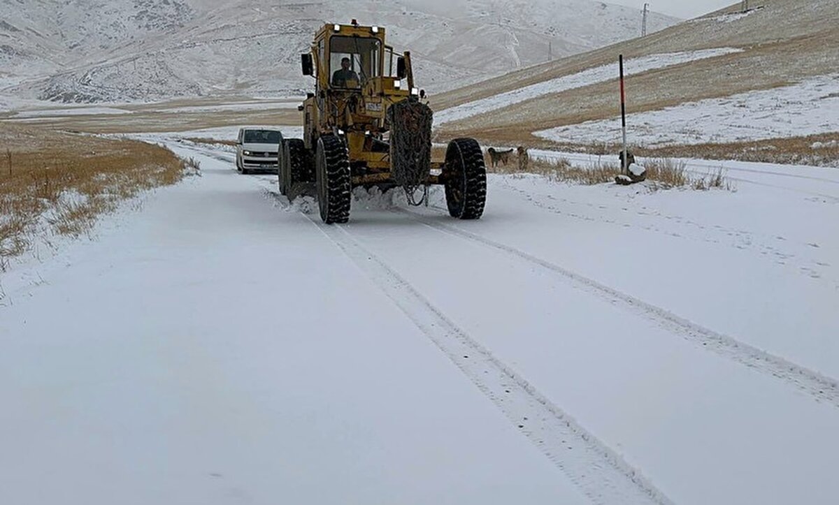 Hakkari’de dün etkili olan sağanak yağışın gece saatlerinde kara dönüşmesiyle kent beyaza büründü. Sabah saatlerinde sis nedeniyle görüş mesafesi düşerken, İl Özel İdaresinin açıklamasına göre kent genelinde 13 köy ve 30 mezra yolu ulaşıma kapandı. Ekiplerin bölgede başlattığı çalışmalar sürerken, Yüksekova’da kar yağışı nedeniyle sürücüler özellikle yokuşlu güzergâhlarda ilerlemekte zorlandı. Vatandaşlar ev ve iş yerlerinin önünde biriken karları temizlerken, Karayolları ekipleri İpek Yolu Caddesi’nde kar temizleme çalışması yürüttü.