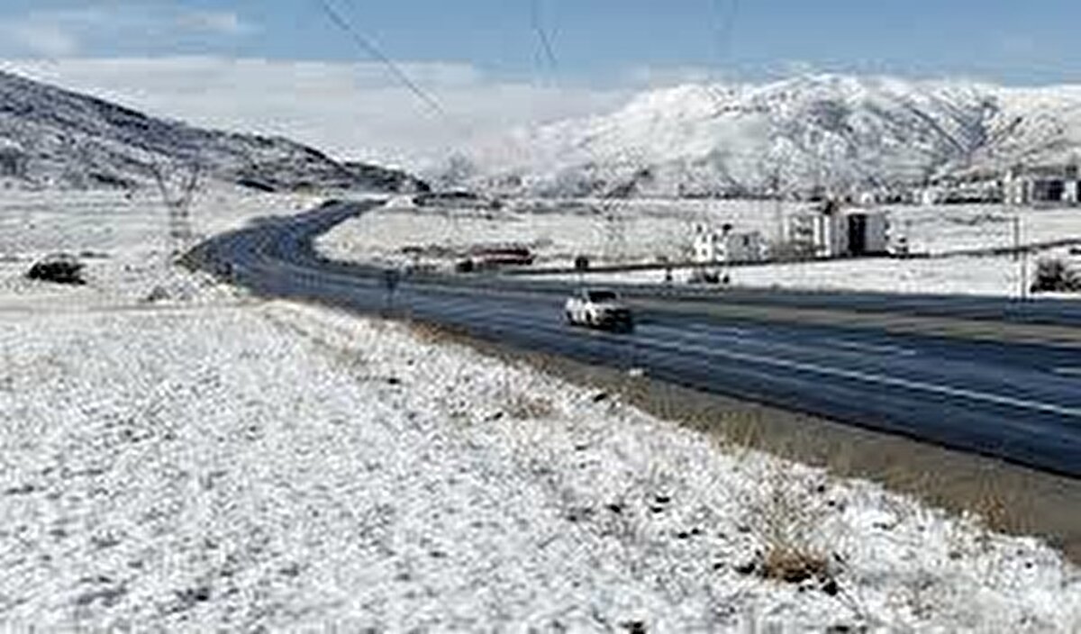 Doğu Anadolu’da etkili olan yoğun kar yağışı, Van, Hakkari ve Muş’ta birçok yerleşim yerine ulaşımı durma noktasına getirdi. Van’da özellikle Başkale ve Bahçesaray ilçelerinde 11 yerleşim yerine ulaşım sağlanamazken, Büyükşehir Belediyesi karla mücadele ekipleri kapalı yolların açılması için çalışmalarını sürdürüyor. Karayolları ekipleri de kar ve tipi nedeniyle ulaşımın güçleştiği Karabet Geçidi’nde küreme ve tuzlama çalışmalarını yoğunlaştırdı. İlçe merkezlerinde esnaf ve vatandaşlar iş yerleri ile araçlarının üzerindeki karları temizleyerek günlük hayatlarına devam etmeye çalıştı.