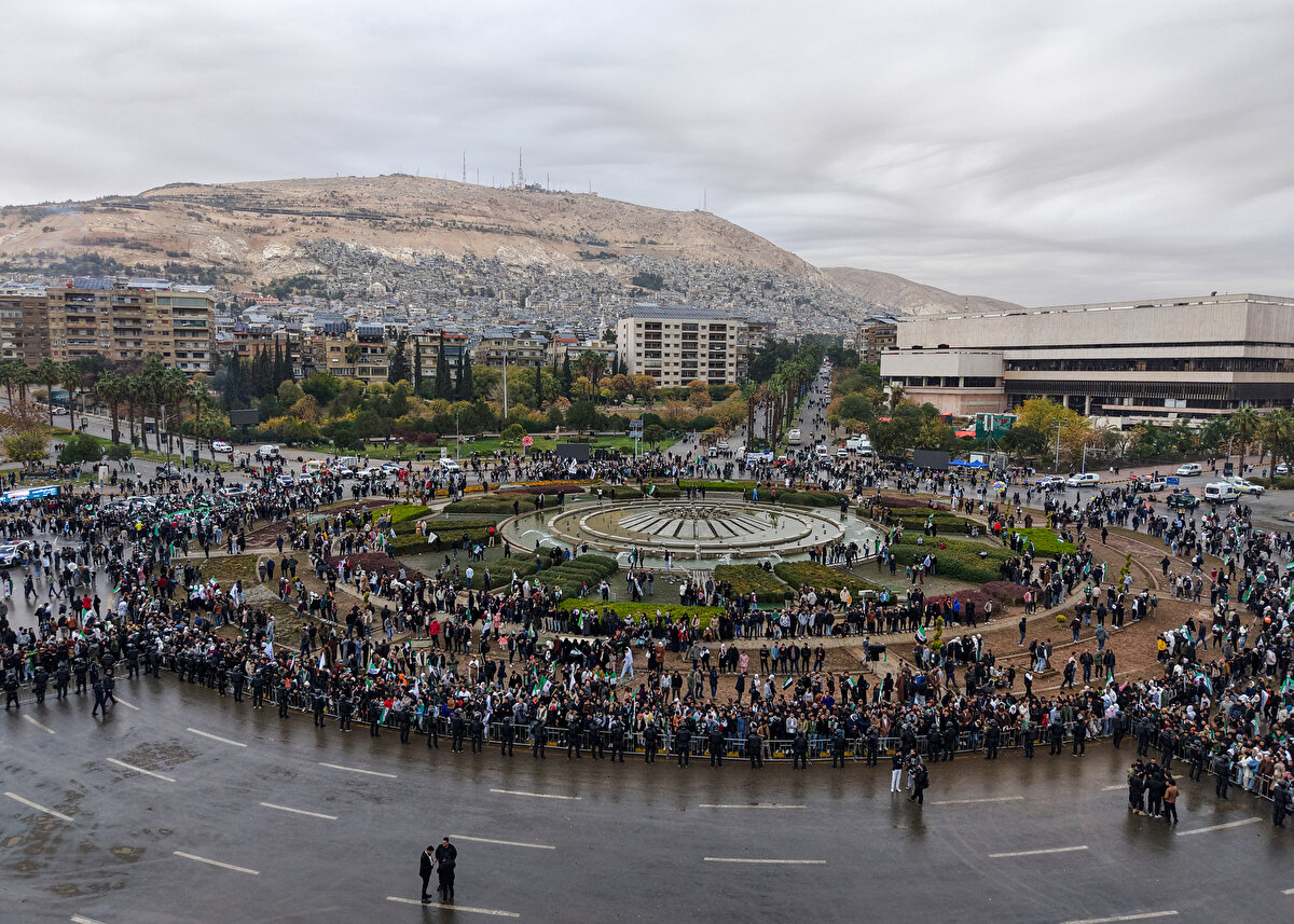 Suriye'nin kuzeyinden başlayarak adım adım ilerleyen 11 günlük operasyonla, Baas rejimi yıkıldı. Beşşar Esed'in Rusya'ya kaçmasıyla rejim çöktü ve Suriye'de yeni bir dönemin başlamasına kapı aralayan devrim, 8 Aralık'ta başarıya ulaştı.